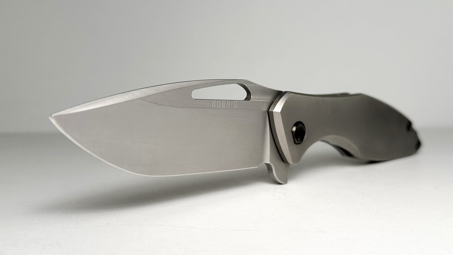 Koenig Arius Gen 2 Frame Lock Flipper Pre-Owned - Stonewash CTS-XHP Drop Point & 3D Contoured Titanium Handle - Blue Backspacer & Black Pivot | Made in USA