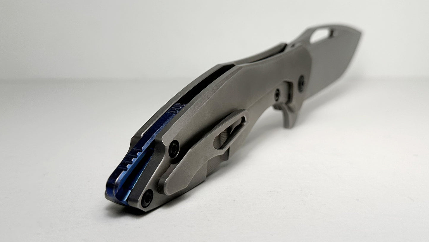 Koenig Arius Gen 2 Frame Lock Flipper Pre-Owned - Stonewash CTS-XHP Drop Point & 3D Contoured Titanium Handle - Blue Backspacer & Black Pivot | Made in USA