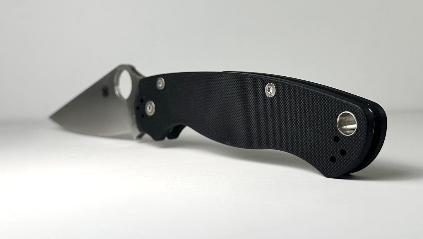 Spyderco Paramilitary 2 C81GP2 Pre-Owned - Satin 3.45" CPM-S30V Leaf-Shaped Blade & Black G-10 Handle Scales - Compression Lock w/ Round Thumb Hole | Made in USA