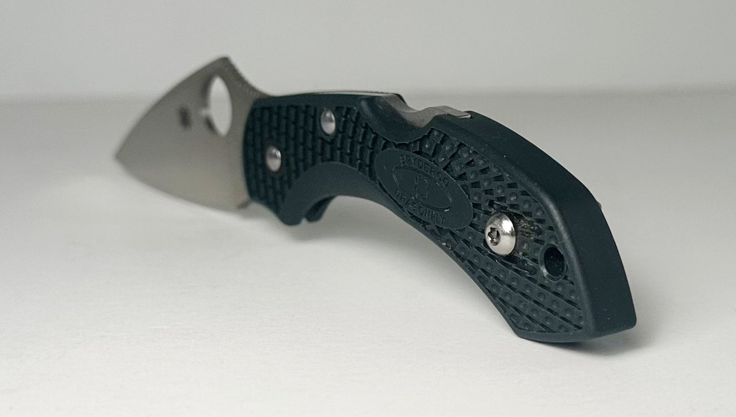 Spyderco Dragonfly 2 C28PGRE2 Pre-Owned Used - Satin ZDP-189 Leaf-Shaped Balde & British Racing Green FRN Handle Scales - Lockback w/ Round Thumb Hole | Made in Japan