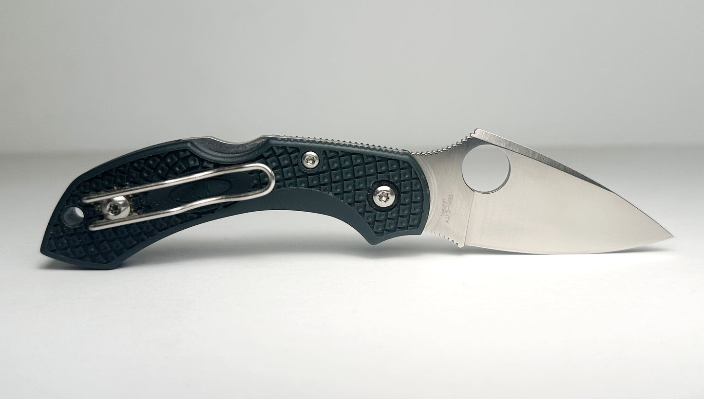 Spyderco Dragonfly 2 C28PGRE2 Pre-Owned Used - Satin ZDP-189 Leaf-Shaped Balde & British Racing Green FRN Handle Scales - Lockback w/ Round Thumb Hole | Made in Japan