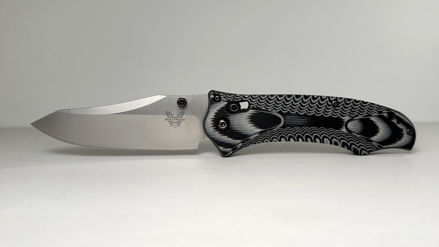 Benchmade Rift 950 Pre-Owned LNIB - Satin 3.7" 154CM Modified Reverse Tanto Blade & Black / Gray G-10 Handle Scales - AXIS Bar-Lock Folder w/ Dual Studs | Made in USA