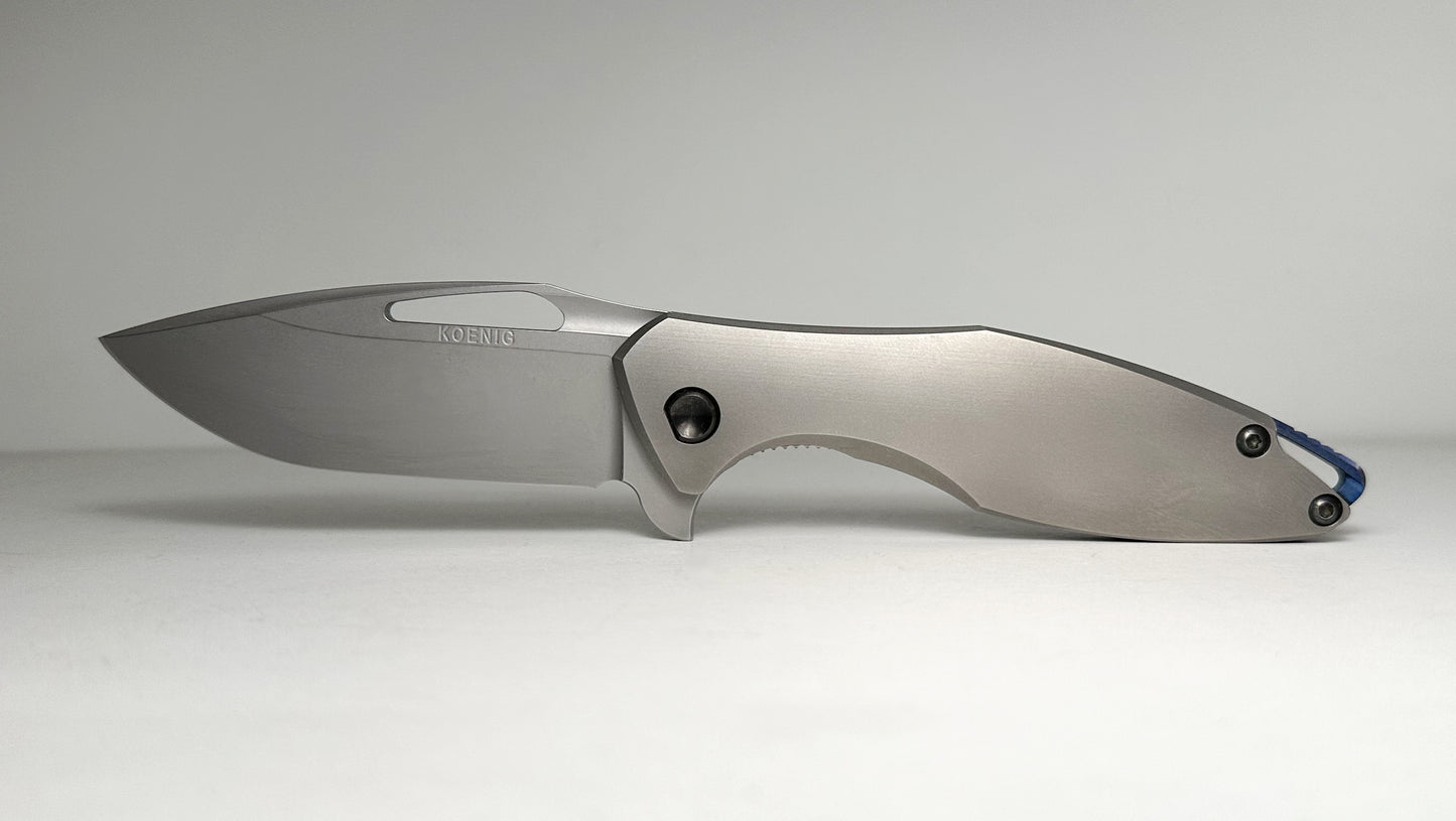 Koenig Arius Gen 2 Frame Lock Flipper Pre-Owned - Stonewash CTS-XHP Drop Point & 3D Contoured Titanium Handle - Blue Backspacer & Black Pivot | Made in USA