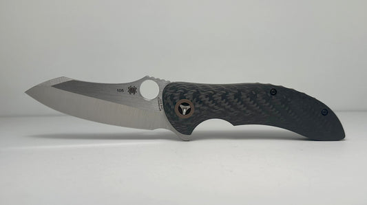 Spyderco Magnitude PRE-OWNED C212CFP Collector's Club Numbered 105 - S30V Blade & Carbon Fiber Handle w/ Brown G-10 Backspacer - Peter Carey Design Liner Lock Flipper | Taichung